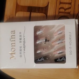 24 Piece Press on Nail Set